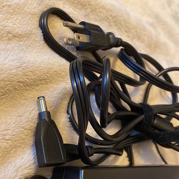 Targus 90 white universal laptop adapter power adapter - Picture 2 of 7